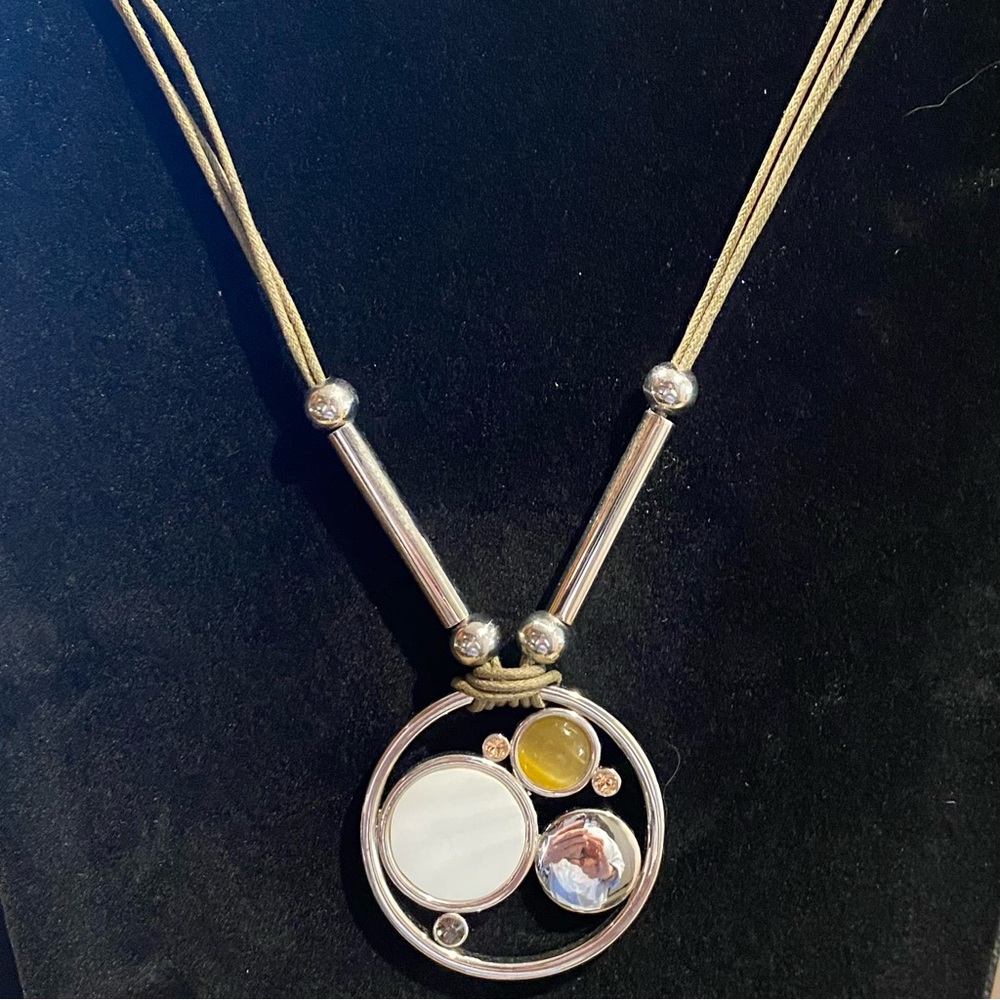 Lia Sophia Necklace Pendant
Modernist Fashion. 🍃